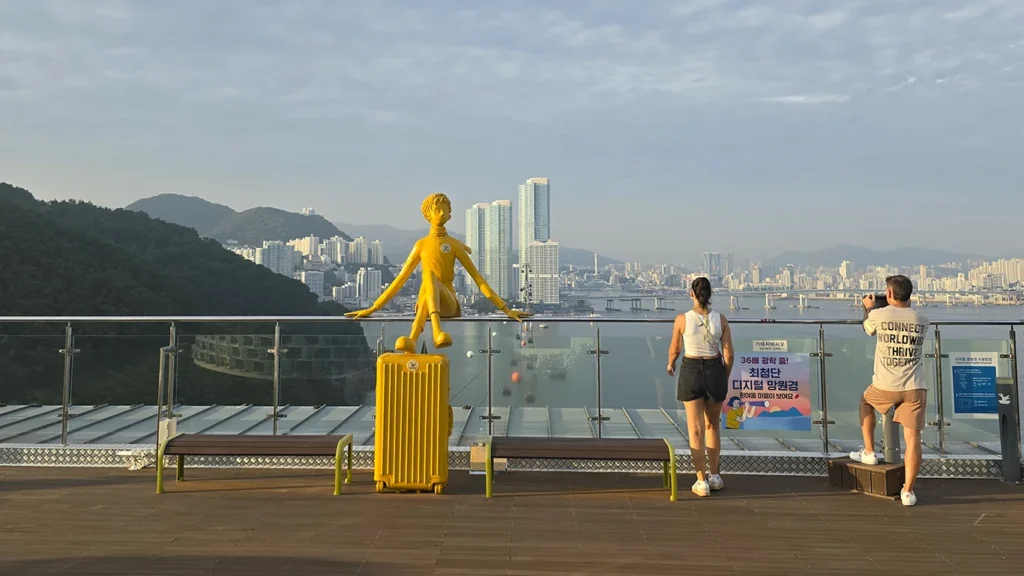 Nosotros mirando hacia los rascacielos de Songdo desde la azotea