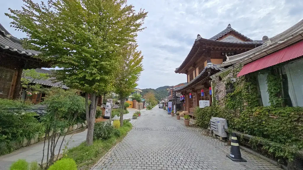 Calle rodeada de casas hanok en la zona más antigua de Jeonju