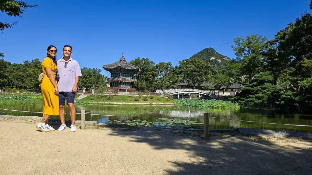 Dos Viajeros Viajando en un jardín de los 5 grandes palacios de Seúl