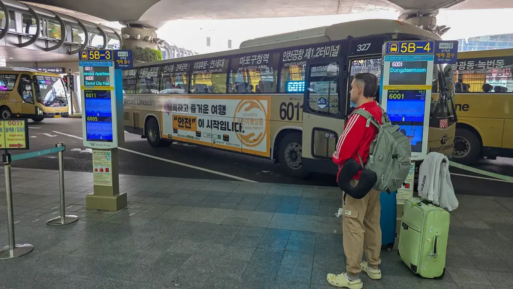 Joan esperando para subir al Airport Limousine Bus en el aeropuerto Incheon de Seúl