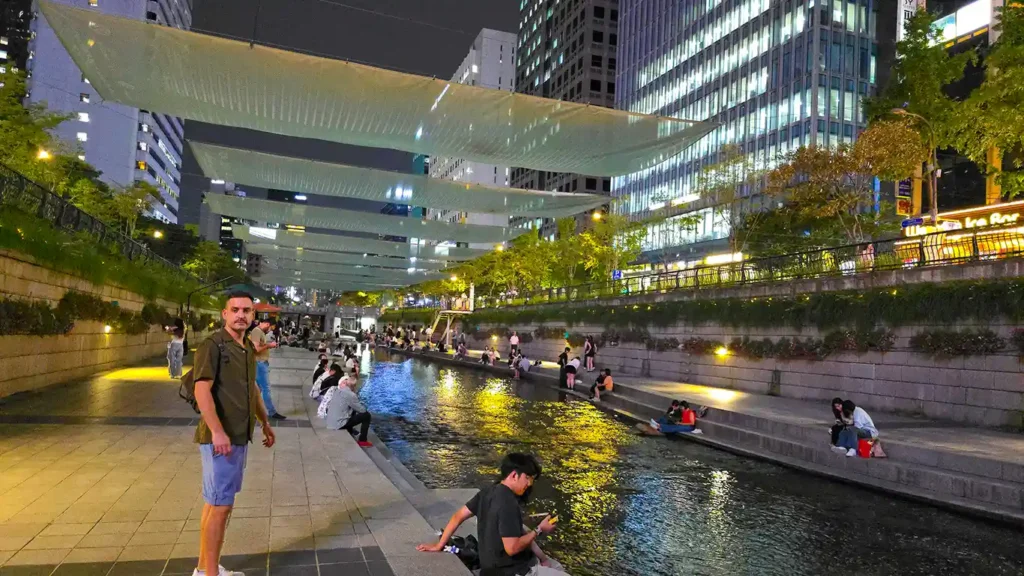 Joan en la zona del Arroyo Cheonggyecheon de Myeongdong por la noche con muchos locales