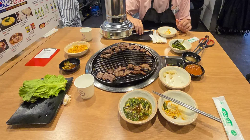 Barbacoa coreana (Samgyeopsal) en un restaurante de Myeongdong en Seúl