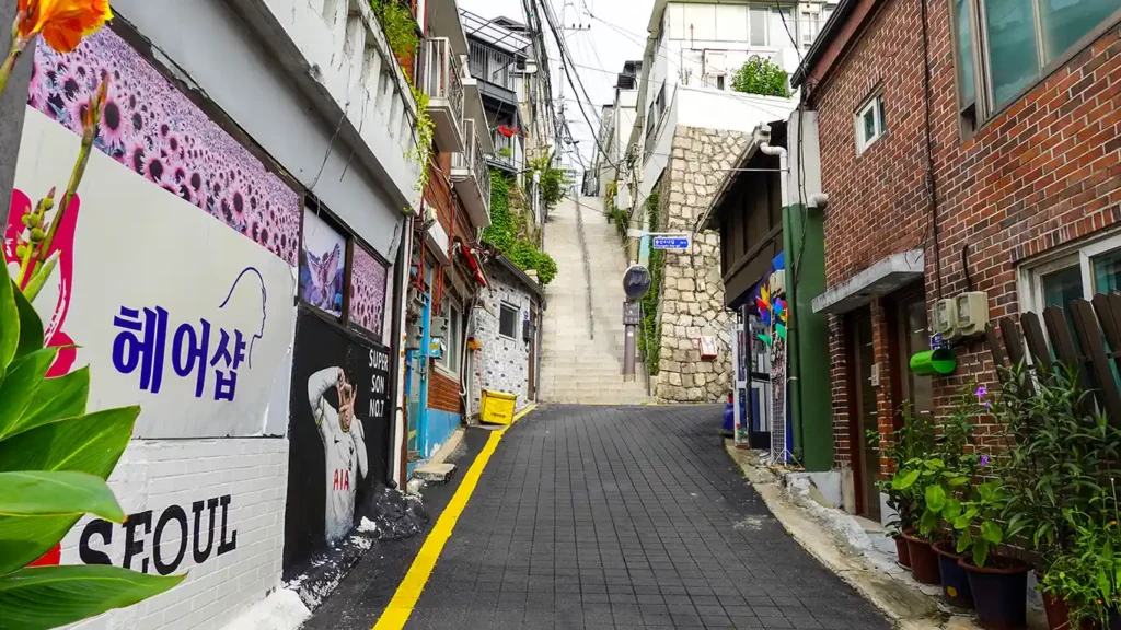 Una de las calles del barrio de los murales de Ihwa-dong en Seúl, con las paredes llenas de murales como el de I Love Seoul