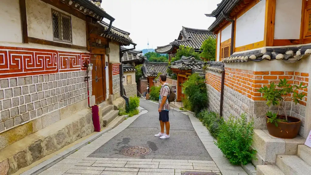 Joan en la calle Bukchon Chilgyeong (Village View #7) con vistas a la N Seoul Tower en Bukchon Village