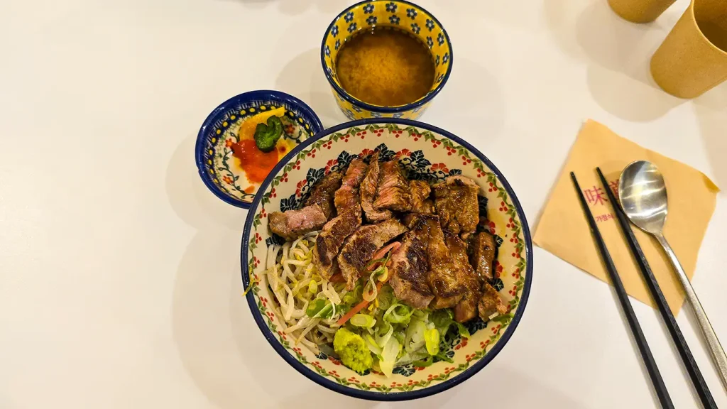 Plato de bulgogi, una ternera muy sabrosa con Banchan