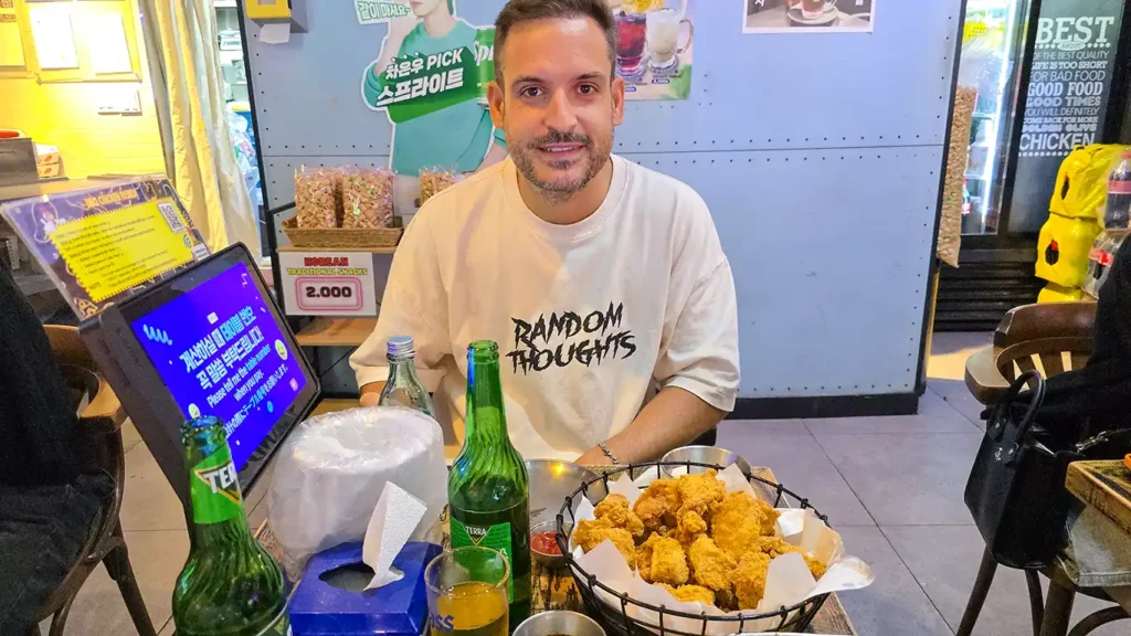Joan comiendo Chimaek (pollo frito) en un restaurante de Hongdae un barrio de Seúl