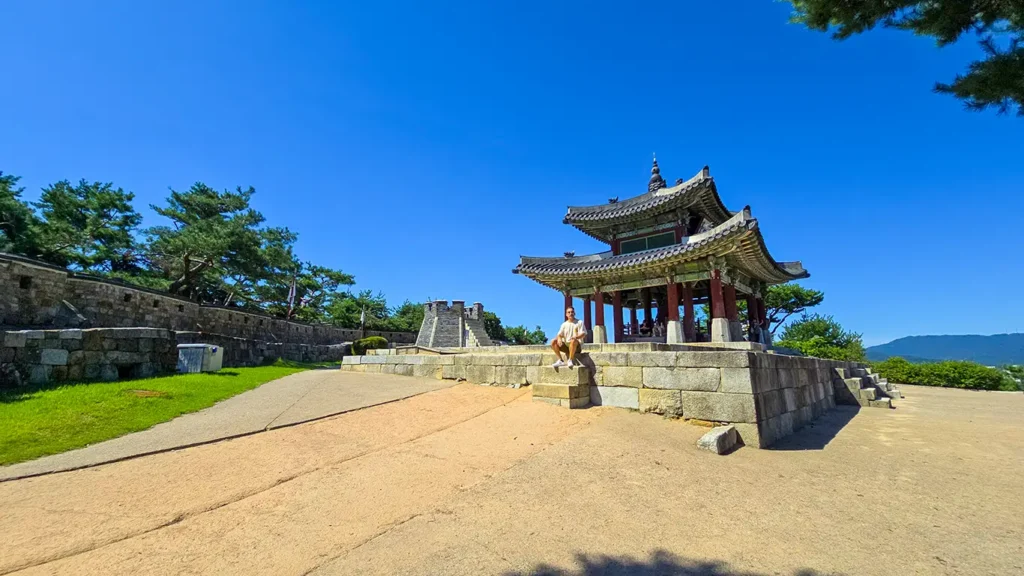 Joan en un pabellón del mirador gratuito de la Fortaleza Hwaseong en Suwon, un imprescindible qué ver en Seúl