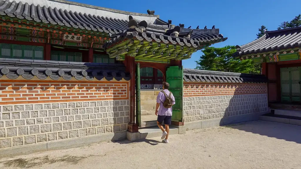 Joan paseando por uno de los pabellones del Palacio Gyeongbokgung