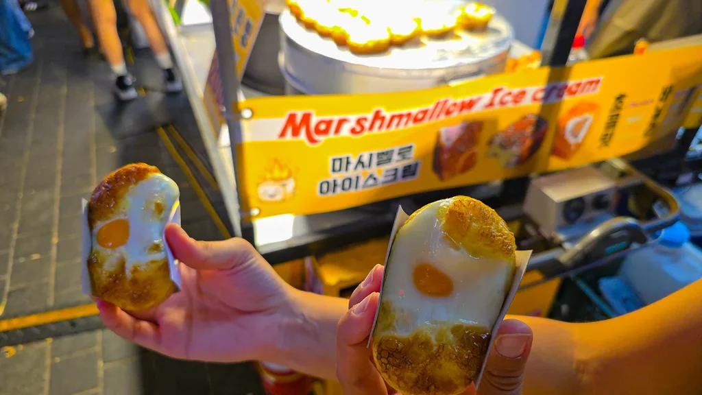 Sosteniendo un Gyeran-ppang, de huevo el más famoso en el mercado nocturno de Myeongdong