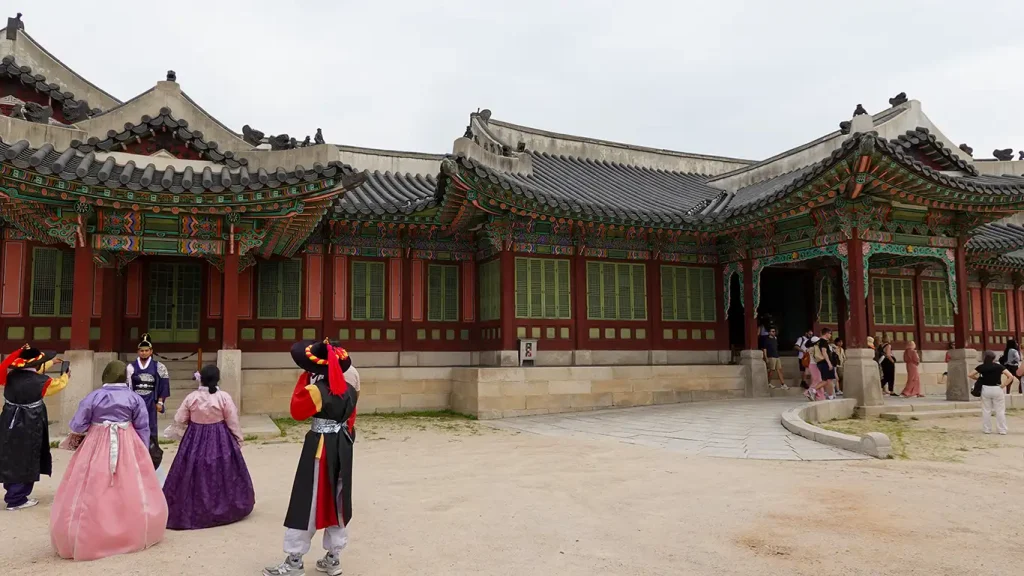Coreanos vestidos en hanbok en el Palacio Changdeokgung de Seúl