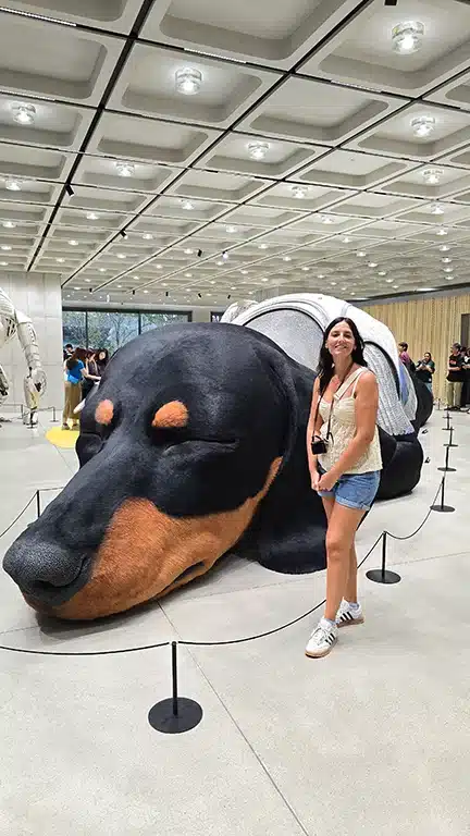 Noelia Junto al perro interactivo de la Haus Nowhere Seoul
