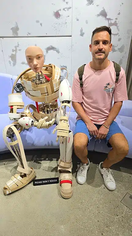 Joan junto a un robot humano de la tienda Gentle Monster del Haus Nowhere Seoul