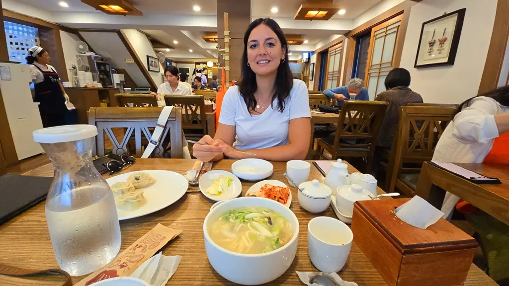 Noelia comiendo en el Hwangsaengga Kalguksu, un restaurante incluido en la Guía Michelin