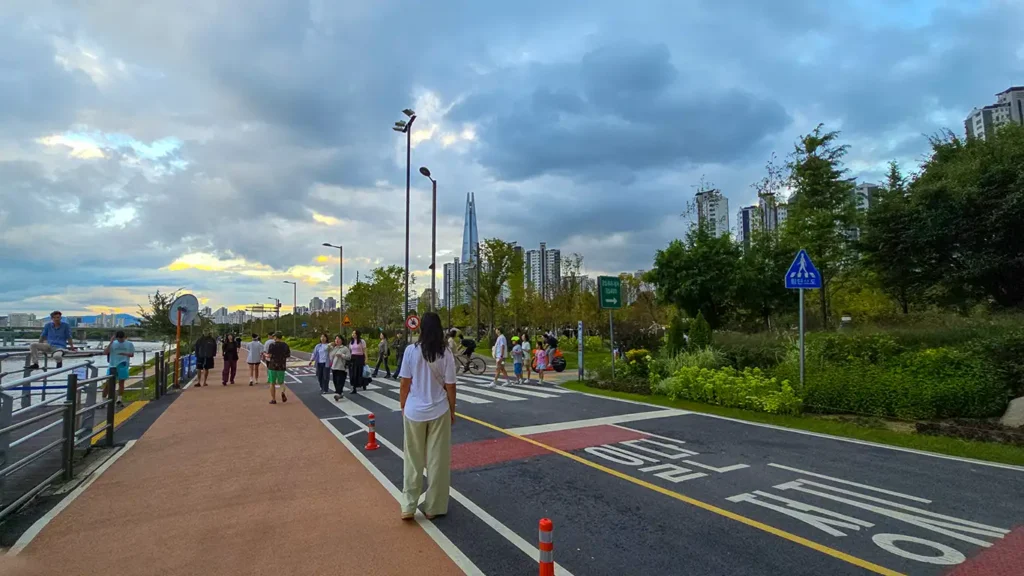 Noelia paseando por el Jamsil Hangang Park en Seúl