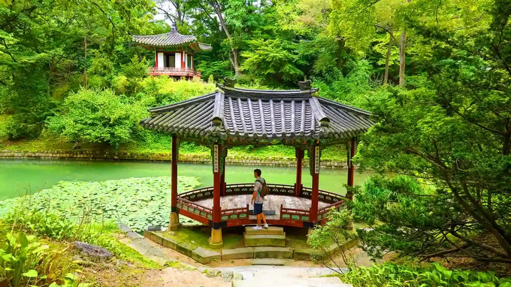 Joan en el interior del Jardín Secreto Changdeokgung de Seúl