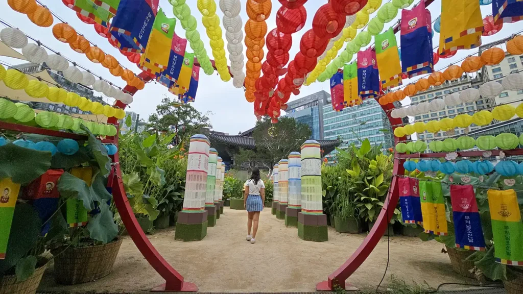 Noelia en la entrada del Jogyesa Temple en Busan con globos de colores