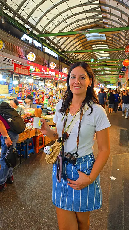 Noelia sosteniendo un Kkwabaegi, el donut coreano