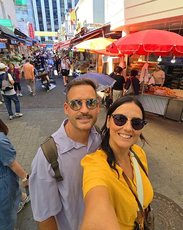 Dos Viajeros Viajando en el mercado Namdaemun delante de un puesto de comida