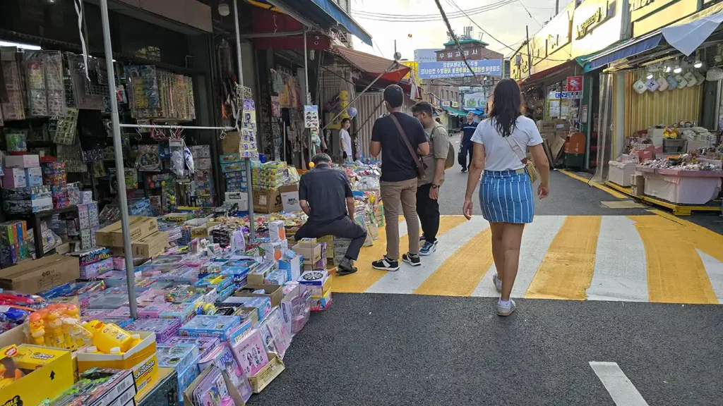 Noelia en el Mercado Toy Alley lleno de juguetes