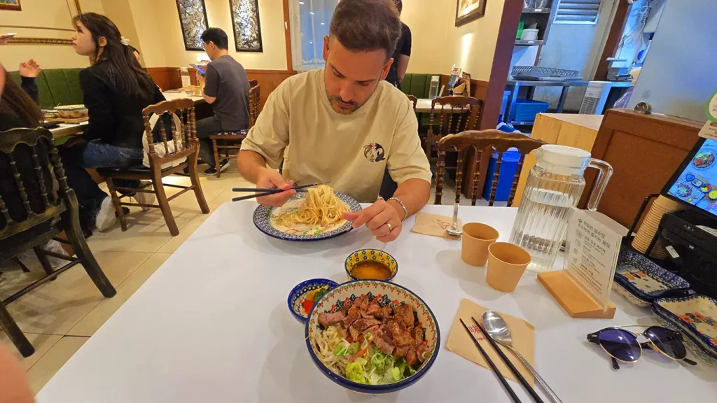Joan comiendo un plato de pasta de camarones en el restaurante MiDoin muy famoso en Seúl