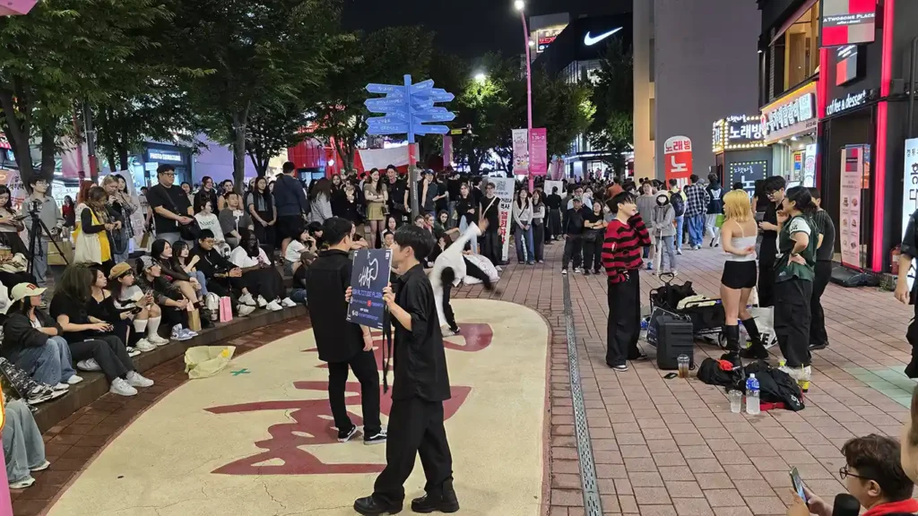 Bailarines haciendo un espectáculo en la calle Busking de Hongdae