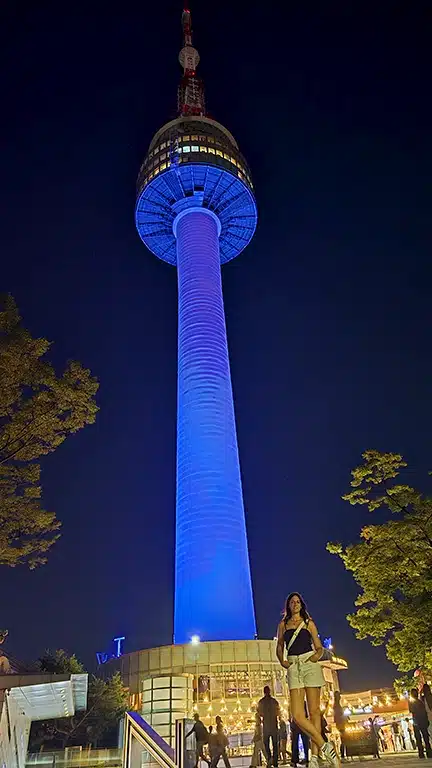 La N Seoul Tower iluminada por la noche, un super imprescindible qué ver en Seúl