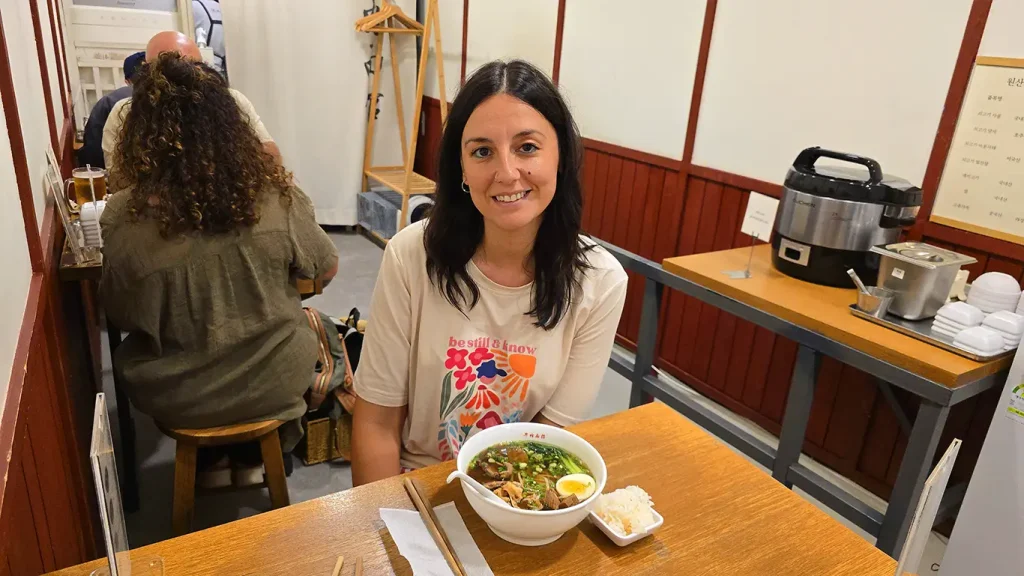 Noelia en el Niuroumianguan (Main Branch) con un plato especial de ternera