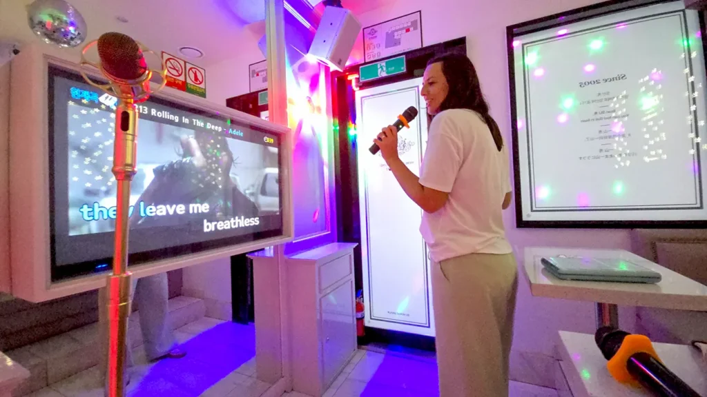 Noelia en el interior de una sala en un Noraebang (Karaoke) de Hongdae