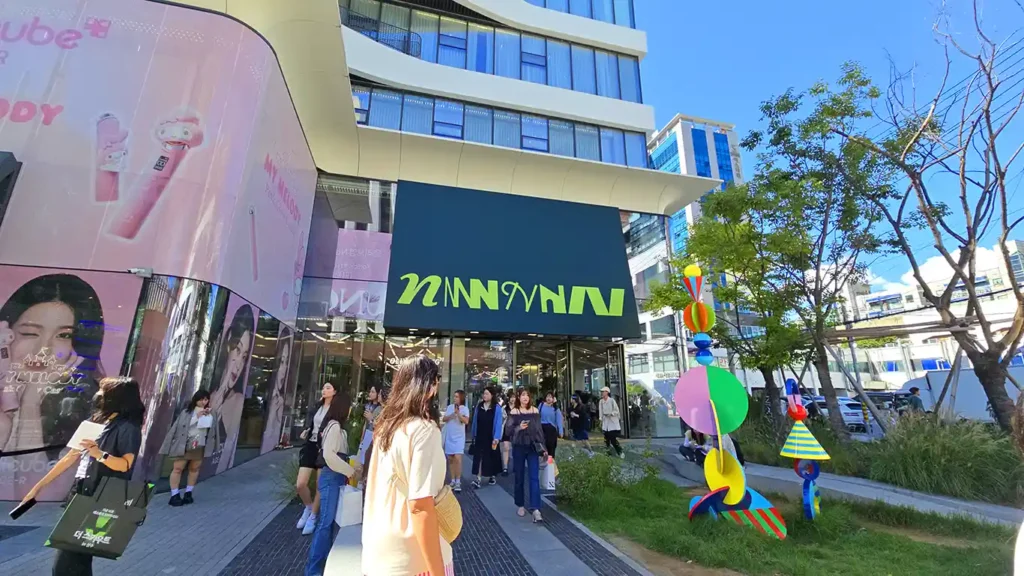 Noelia en la entrada del Olive Young N Seongsu dónde compramos cosmética coreana