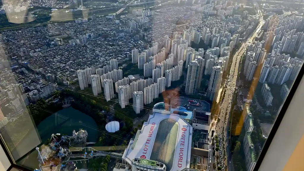 Vistas del parque de atracciones Lotte World desde la Seoul Sky