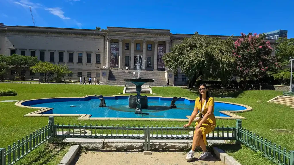Noelia frente a la zona del Palacio Deoksugung neoclásica con una fuente central