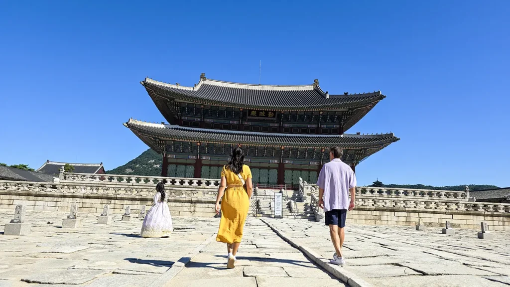 Dos Viajeros Viajando en un templo durante nuestro viaje por Corea del Sur