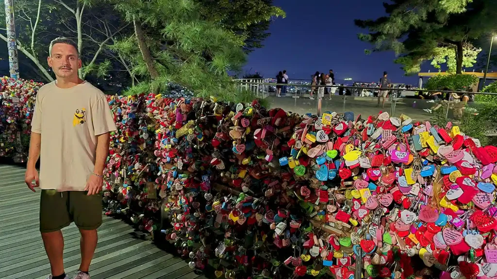 Joan junto a los candados de colores del pasillo del amor de la N Seoul Tower