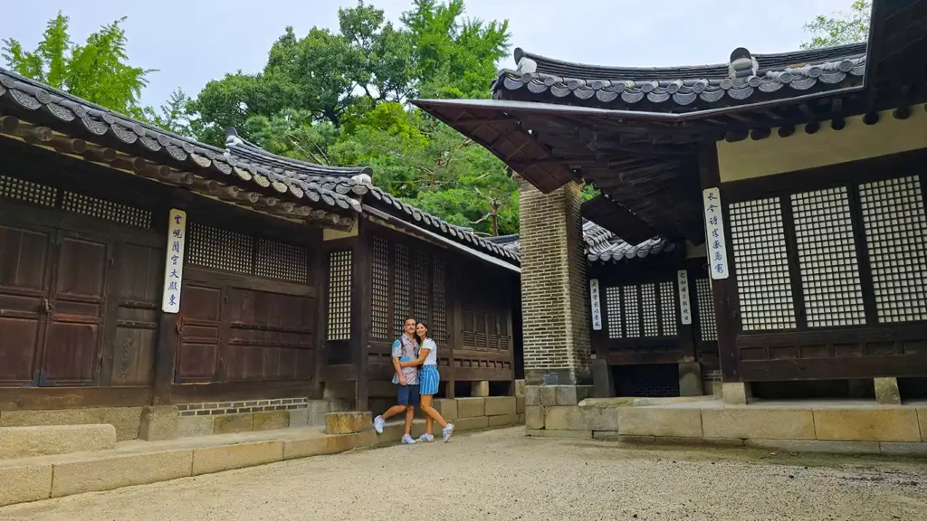 Joan y Noelia en una de las estancias de la Residencia real Unhyeongung en Seúl