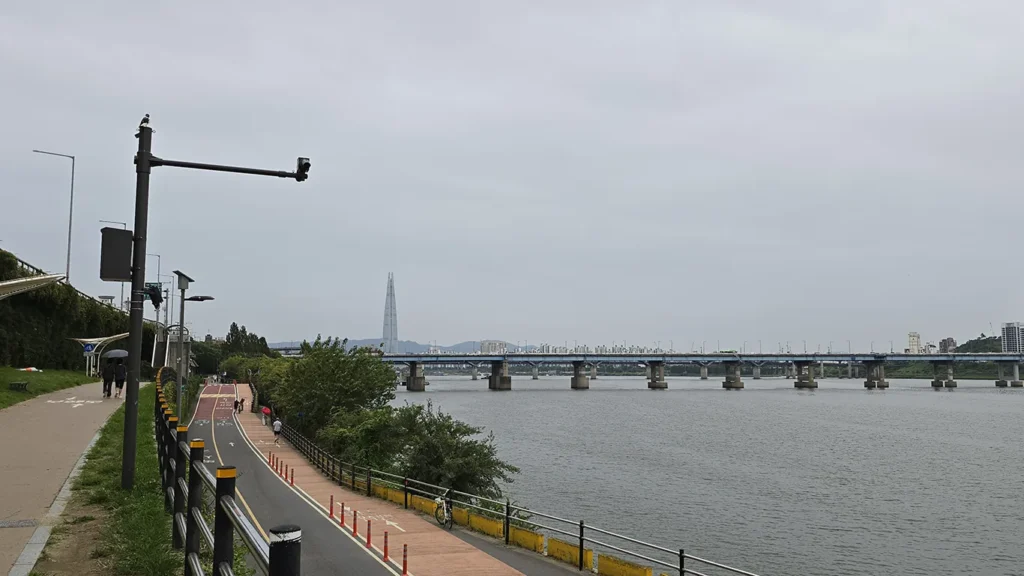 Paseo alrededor del río Han en el Seoul Forest Park, con el Skyline de la ciudad de fondo