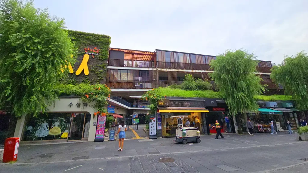 Noelia en la puerta Ssamziegil, el centro comercial más curioso de Insadong