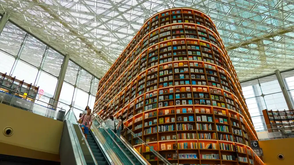 Joan en una de las escaleras mecánicas en la Librería Starfield, la más viral de Seúl