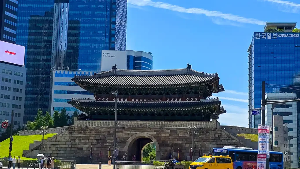 Vistas lejanas de la Sungnyemun Gate declarada el Tesoro Nacional nº1 de Seúl