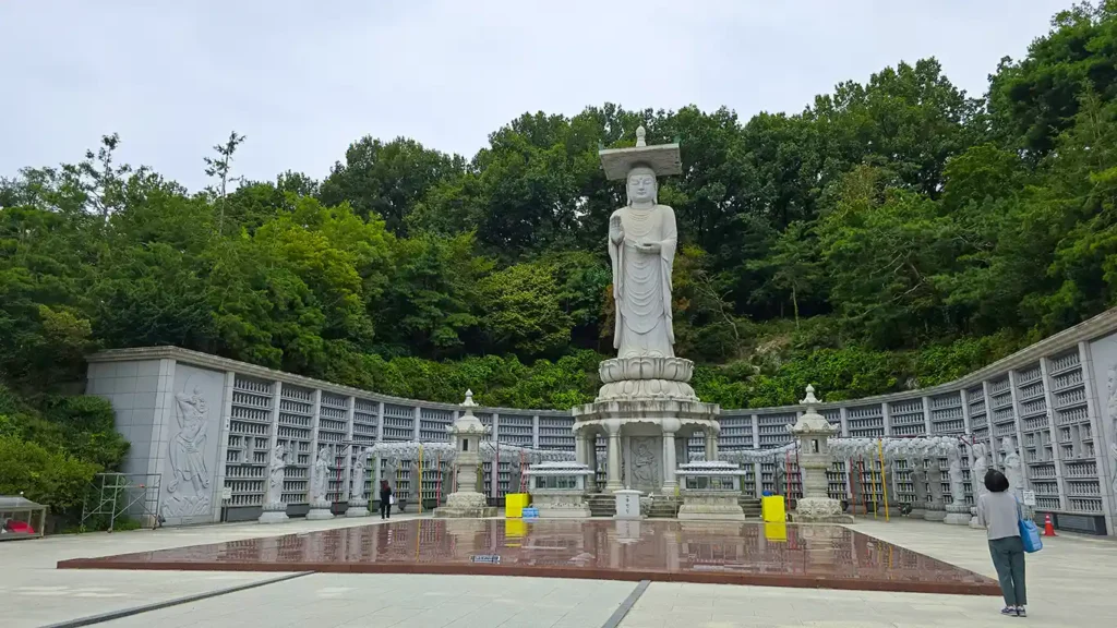 Buda en el Templo Bongeunsa en Seúl, una estatua enorme de 23 metros de altura