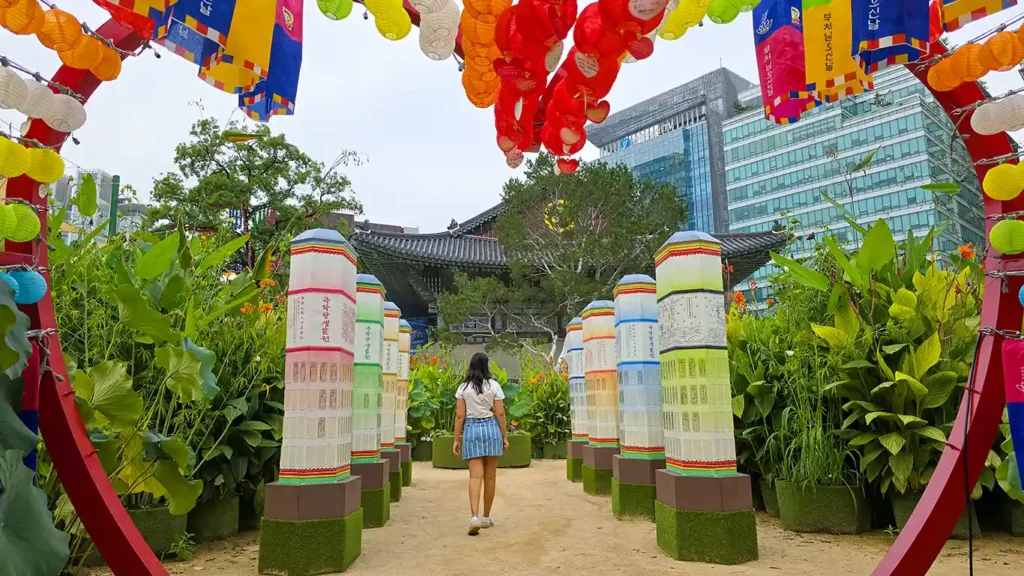 Noelia en el jardín de plantas del Templo Jogyesa en Insadong, Seúl
