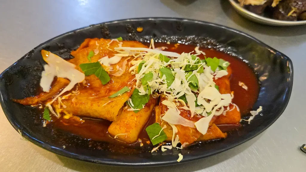 plato de Tteokbokki con Eomuk (lonchas de pescado fino)