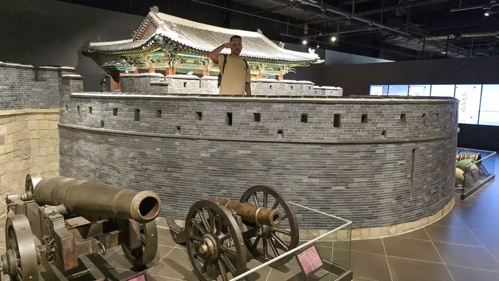 reconstruccion de muralla y cañón War Memorial Corea del Sur en Seul