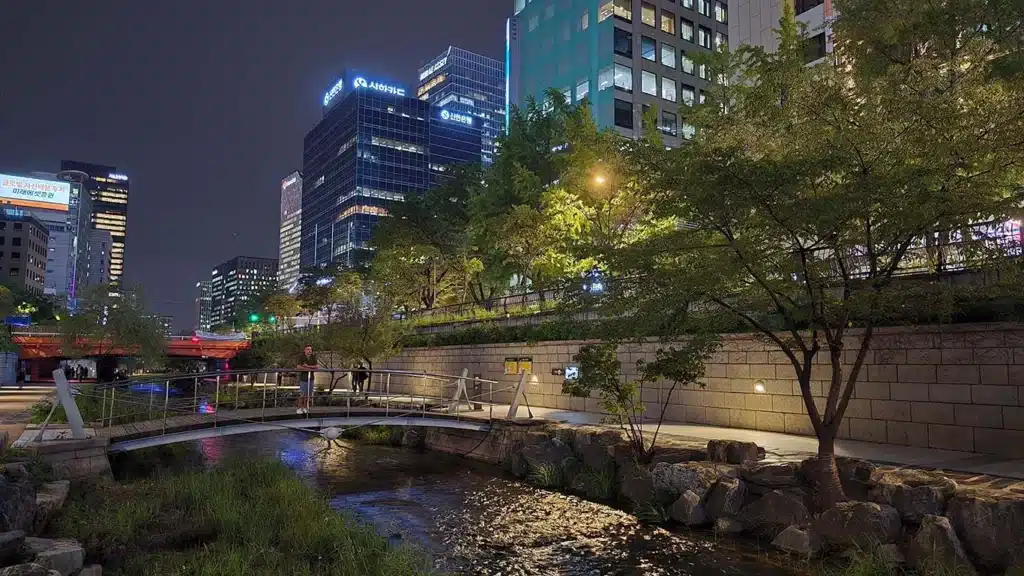 Joan en un puente en el arroyo Chyeonggyecheon en Seúl por la noche