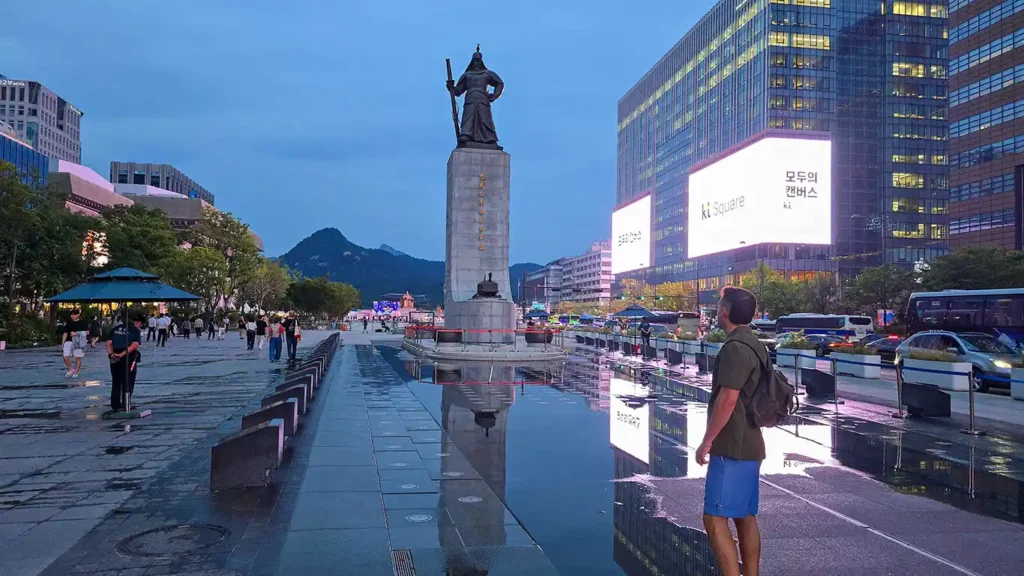 Joan mirando la estatua del Almirante Yi Sun-sin en la avenida Sejong-daero de Seúl
