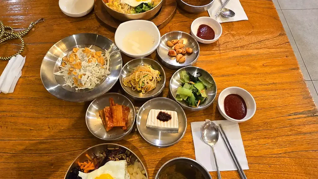 Platos de Banchan para compartir muy típico de la gastronomía coreana