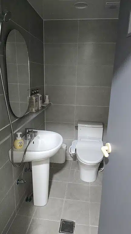 La manguera de la ducha pegada al váter, es el típico baño en Corea y países asiáticos, esta imagen es de nuestra habitación donde dormimos en el hotel Aya Stay, en Gyeongju