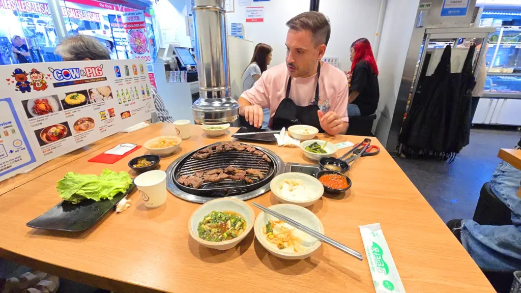 Joan comiendo barbacoa coreana con un delantal