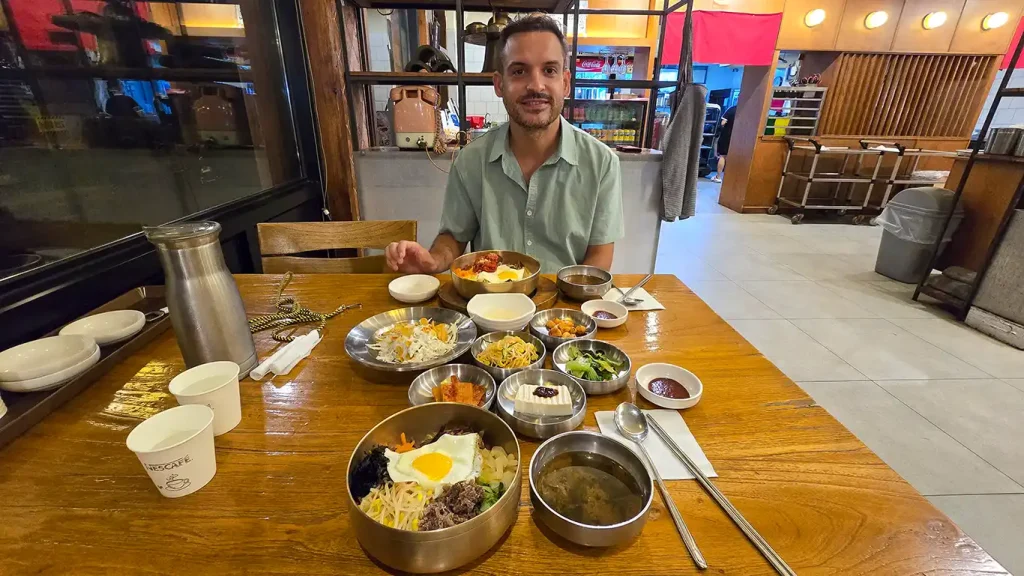 Joan en un restaurante de Jeonju comiendo un Bibimbap, ciudad origen de este plato