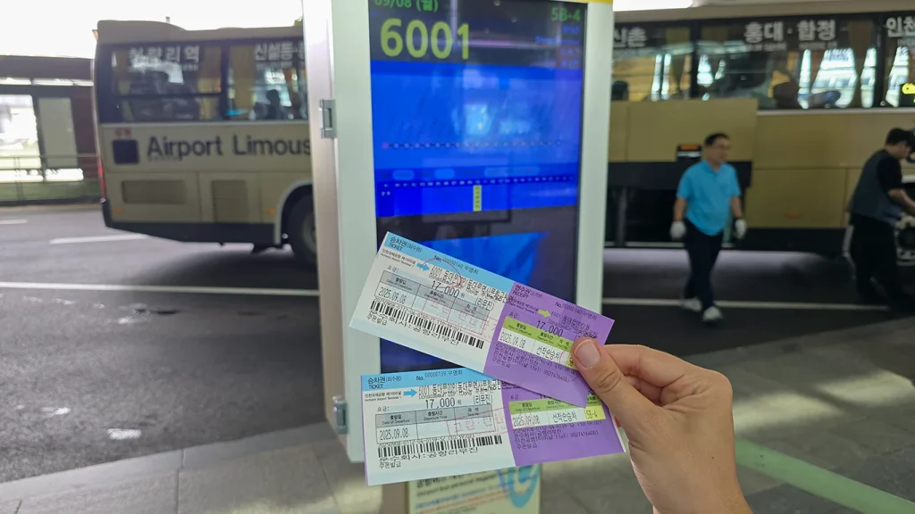 Dos billetes del Airport Limousine Bus en la parada del bus 6001