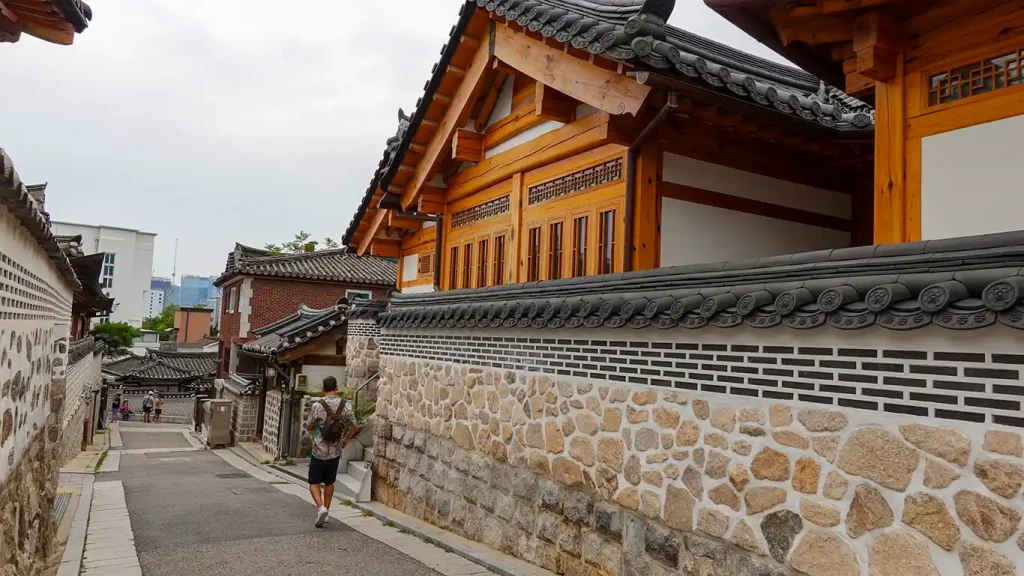 Joan caminando por la calle Bukchon-ro 12-gil, una de las menos turísticas de Bukchon Hanok Village